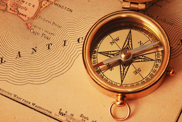 Fototapeta na wymiar antyczny mosiądz kompasu nad starą USA map