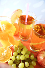 traubensaft, apfelsaft und orangensaft
