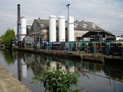 usine en bords de canal