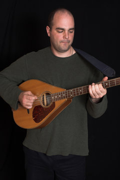 portrait of man playing guitare
