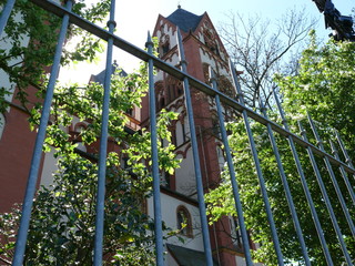 kirche hinter gittern