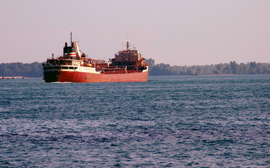Obraz premium down river coal ship, detroit