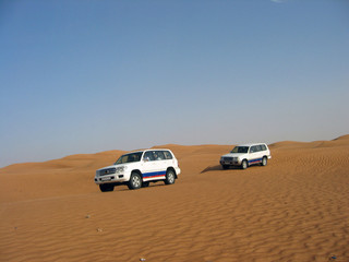 Fototapeta na wymiar Jeep nel deserto