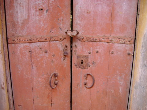 porte ancienne rouge