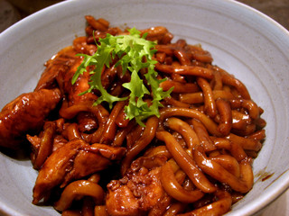 plat asiatique de nouilles udon