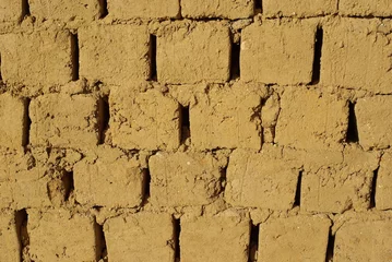 Store enrouleur Algérie mur de briques de pisé