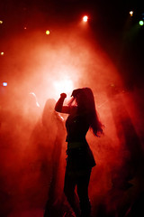 tanzende junge frau im roten discolicht