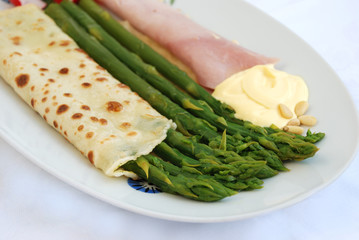 grüne spargel mit  schinken