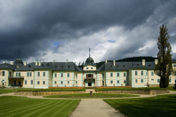 Fototapeta na wymiar the baroque castle manetin