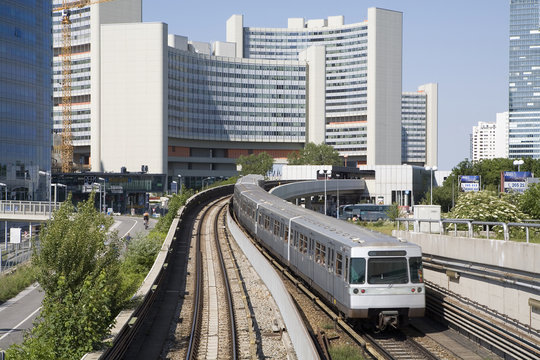 u-bahn bei der uno-city, wien