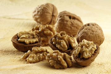 walnüsse auf gelbem grund