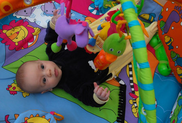 joue sur tapis d eveil