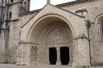 Fototapeta na wymiar magnifique porte d'entrée d'une église
