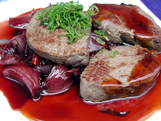 Gegrillte Rinderfiletsteaks auf Rotweinzwiebelsauce