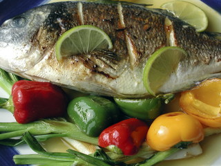 gegrillte ganze fisch dorade auf gemüse