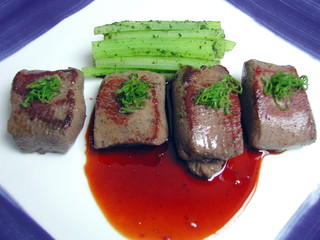 gegrilltes lamm fleisch an steuden sellerie