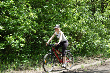 Fototapeta na wymiar girl relax biking in the forest