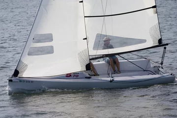 Abwaschbare Fototapete Wasser Motorsport einzelnes Segelboot wendet im Wind