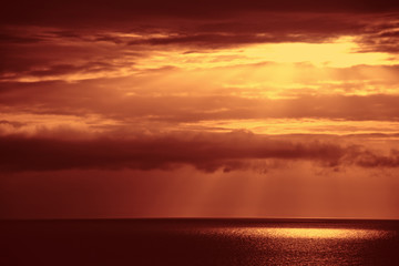 Obraz premium sunrays on ocean