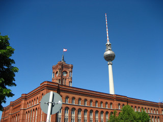 berliner fernsehturm hinter rotem rathaus © Alexander Reitter
