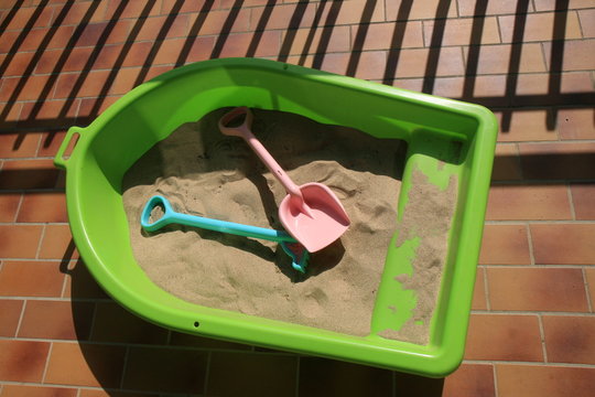 pelle et rateau dans le bac &agrave; sable