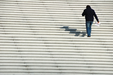 homme d'affaire sur les marches