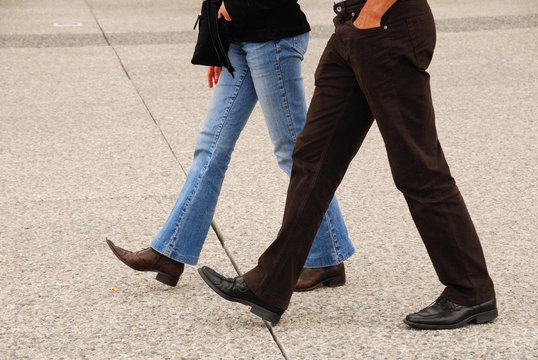 hommes d'affaires en marche
