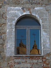 cupola riflessa in una finestra