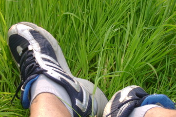 pieds et chaussures dans l'herbe