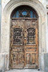 Fototapeta na wymiar door of the old synagogue