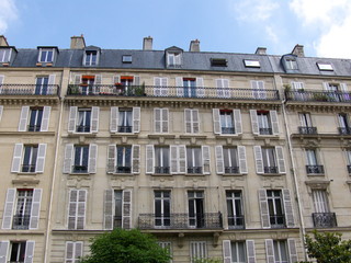 Fototapeta na wymiar façade de pierre avec balcons fleuris