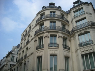Fototapeta na wymiar a parisian building