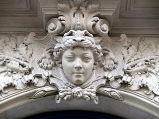 visage d'une femme de pierre blanche.