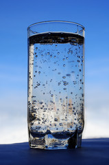 bicchiere con acqua