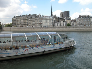 Fototapeta na wymiar Autobus Bateau Parisien