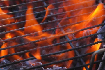 Fototapete Grill / Barbecue flames through the grill