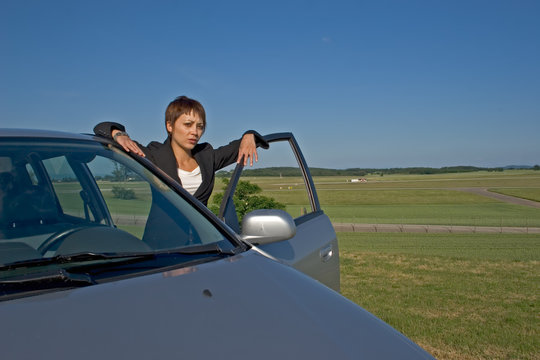 femme et voiture