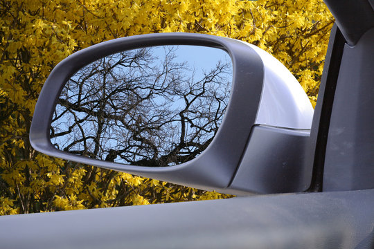 Autospiegel mit Spiegelung der Wüste - ein lizenzfreies Stock Foto von  Photocase