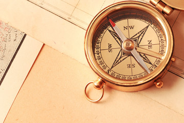 Fototapeta na wymiar antyczny mosiądz kompasu nad starą mapę