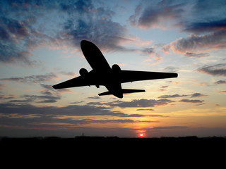 Fototapeta na wymiar duży samolot na zachodzie słońca