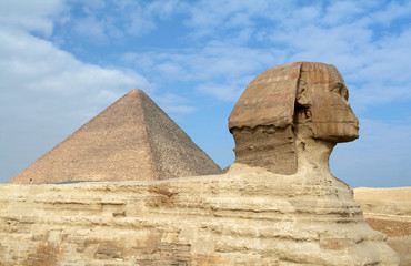 sphinx and the great pyramid in giza, egypt