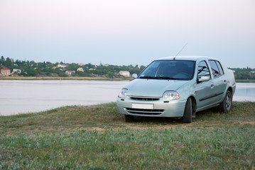 Fototapeta na wymiar samochód na wybrzeżu rzeki