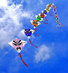 Obraz premium china, shanghai: flying the kites