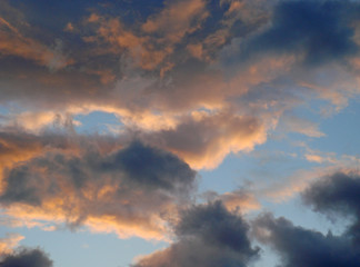 Fototapeta na wymiar nuages orangés