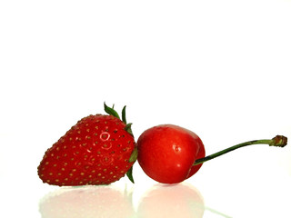 une cerise et une fraise