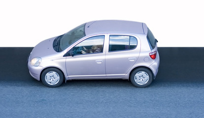 Fototapeta na wymiar mały kompaktowy samochód samodzielnie kobiece