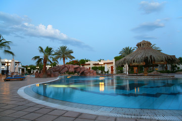 Fototapeta na wymiar basen w tropikalnym hotelu