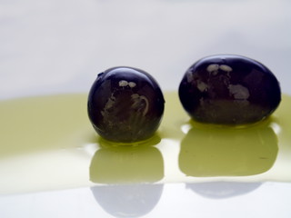 schwarze oliven in oliven öl