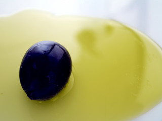 schwarze olive in oliven öl