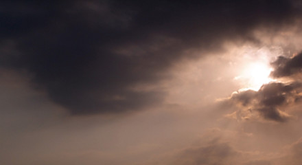 céu cinzento com sol escondido